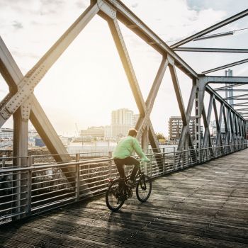 ein Fahrrad fährt über eine Brücke in der HafenCity