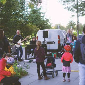 eine Band spielt in einer Parkbucht am Lohsepark