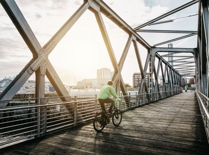 ein Fahrrad fährt über eine Brücke in der HafenCity
